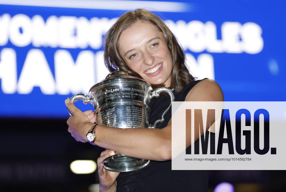 KW36 Iga Swiatek of Poland holds the championship trophy outside near the fountains at an entrance to Arthur Ashe Stadium after defeating Ons Jabeur of Tunisia in the Women s Final at the 2022 US Open Tennis Championships at the USTA Billy Jean King National Tennis Center in New York City on Saturday, September 10, 2022. Swiatek defeated Jabeur 6-2, 7-6 (5). NYP20220910801 JOHNxANGELILLO