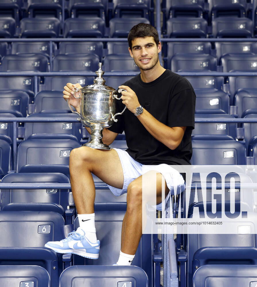 KW36 Carlos Alcaraz of Spain holds the championship trophy in an empty Arthur Ashe Stadium after defeating Casper Ruud of Norway in the Men s Final at the 2022 US Open Tennis Championships at the USTA Billy Jean King National Tennis Center in New York City on Sunday, September 11, 2022. Alcaraz won the match 6-4, 2-6, 7-6, 6-3. NYP20220911203 JOHNxANGELILLO