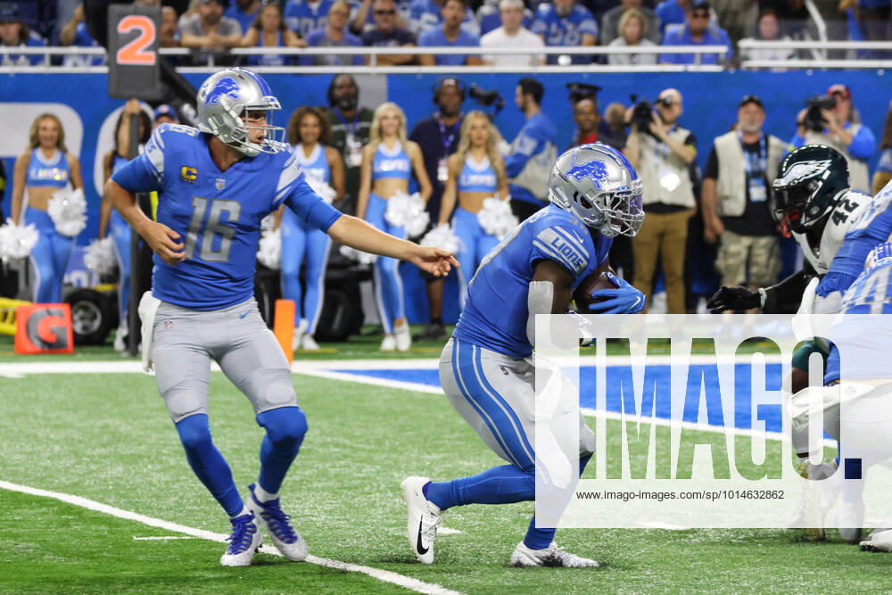 DETROIT, MI - SEPTEMBER 11: Detroit Lions quarterback Jared Goff (16) hands the ball off to Detroit Lions running back Jamaal Williams (30) during the first quarter of a regular season NFL, American Football Herren, USA football game between the Philadelphia Eagles and the Detroit Lions on September 11, 2022 at Ford Field in Detroit, Michigan. (Photo by Scott W. Grau Icon Sportswire) NFL: SEP 11 Eagles at Lions Icon22091104