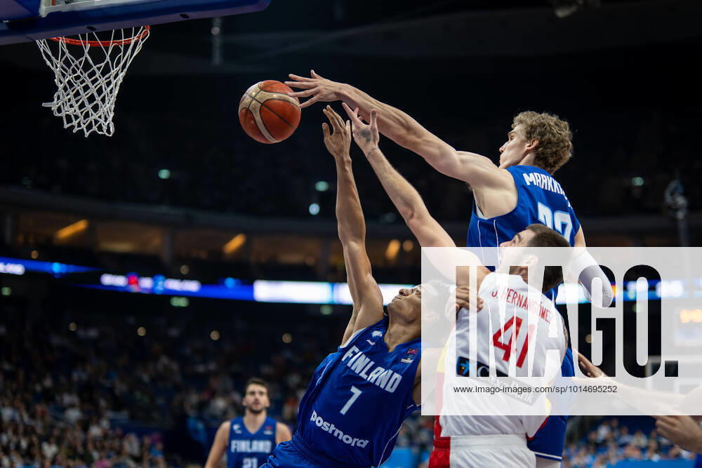 Basketball Berlin 13 09 2022 Eurobasket 2022 Quarterfinals Spain ESP Finland FIN Lauri Markkanen Finland, No 23 Shawn Huff Finland, No 07 Juancho Hernangomez Spain, No 41