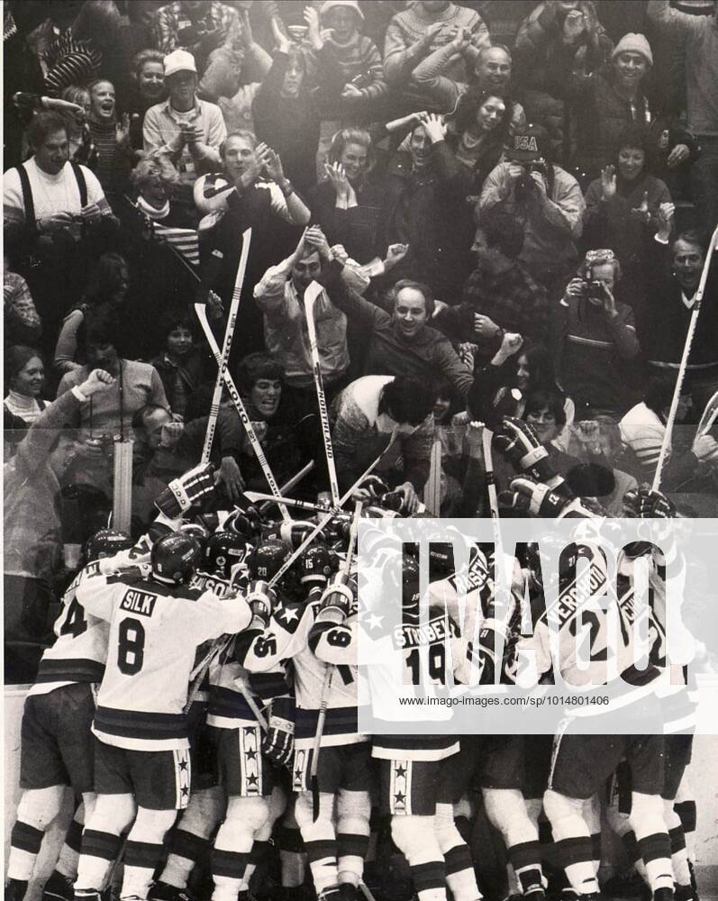 USA LAKE PLACID 1980-02-22. Team USA celebrates winning vs USSR during the Olympic Semi-final 1980. Photo SCANPIX SWEDEN Pressens Bild TT Kod: 190 LAKE PLACID USA Övriga sporter