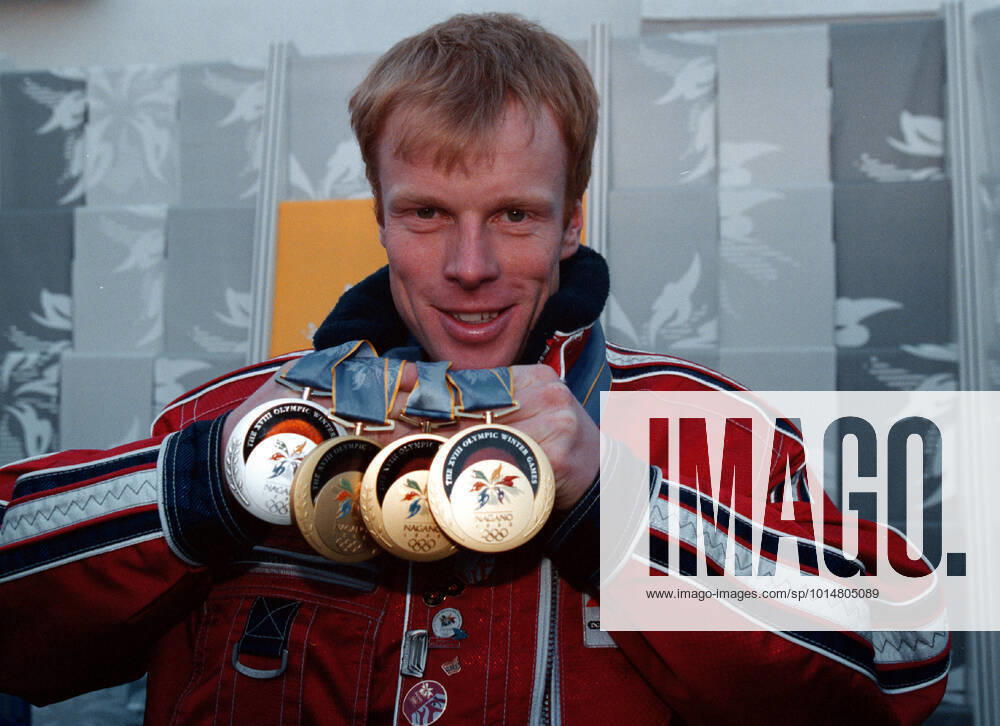 ARKIV 1997 Björn Dählie visar upp sina fyra guldmedaljer under OS i Nagano 22 februari 1998. NAGANO JAPAN Samlingsbegrepp
