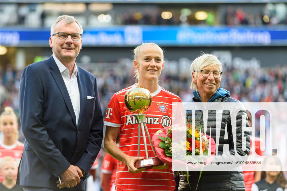 KW37 Lea Schueller (11 FC Bayern Munich) with the player of the year trophy before the Flyeralarm Frauen Bundesliga match between Eintracht Frankfurt and FC Bayern Munich at Deutsche Bank Park, Frankfurt. (Sven Beyrich SPP)