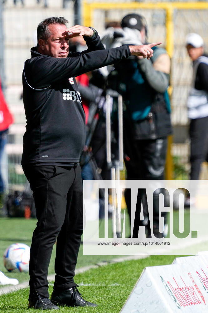 Markus Kauczinski coach, head coach, SVWW , gives instructions, gestures, gesturing with arms, cutout, full body, single image, single photo, action, action, 17 09 2022, Mannheim Germany , Football, 3 Liga, SV Waldhof Mannheim SV Wehen Wiesbaden, DFB DFL REGULATIONS PROHIBIT ANY USE OF PHOTOGRAPHS AS IMAGE SEQUENCES AND OR QUASI VIDEO