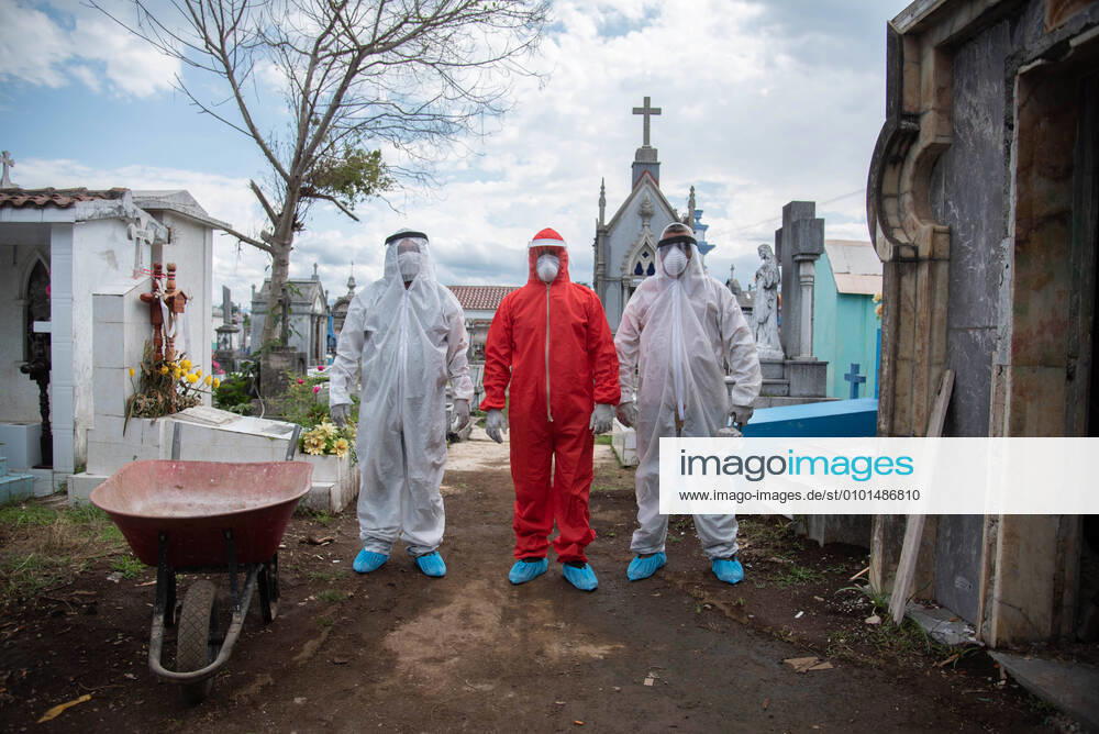 Coatepec, Veracruz, Mo xico: A crew of municipal pantheon workers carry out work to bury a woman who died of COVID-19 in Coatepec, Veracruz. With this death, the beginning of the maximum peak of infections in the entity begins, according to data from the Ministry of Health. Coatepec MÃ xico - ZUMAqp1_ 20200607_zip_qp1_002