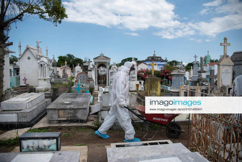 Coatepec, Veracruz, Mo xico: A crew of municipal pantheon workers carry out work to bury a woman who died of COVID-19 in Coatepec, Veracruz. With this death, the beginning of the maximum peak of infections in the entity begins, according to data from the Ministry of Health. Coatepec MÃ xico - ZUMAqp1_ 20200607_zip_qp1_004