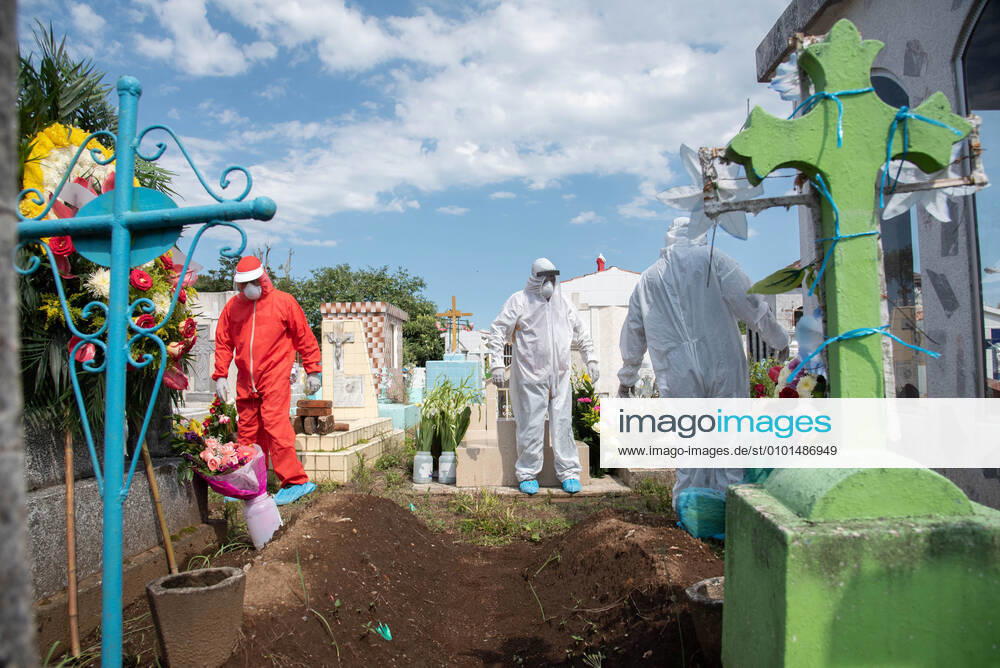 Coatepec, Veracruz, Mo xico: A crew of municipal pantheon workers carry out work to bury a woman who died of COVID-19 in Coatepec, Veracruz. With this death, the beginning of the maximum peak of infections in the entity begins, according to data from the Ministry of Health. Coatepec MÃ xico - ZUMAqp1_ 20200607_zip_qp1_011
