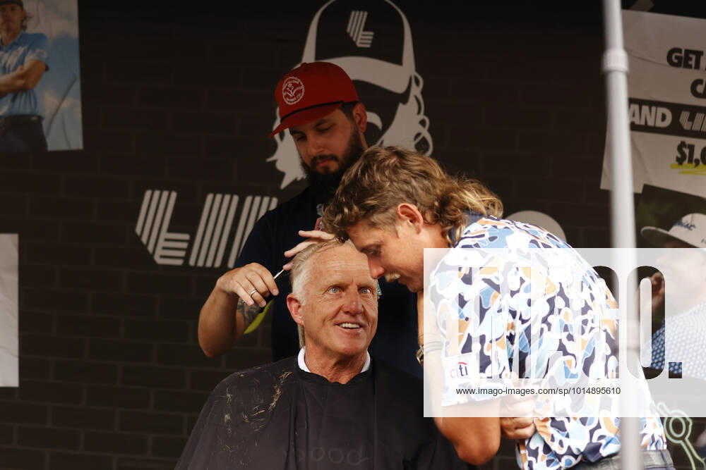 SUGAR GROVE, IL - SEPTEMBER 17: LIV golfer Cameron Smith talks with Greg Norman the LIV CEO and golf commissioner as Norman gets a mullet hair cut for charity after the second round of the LIV Golf Invitational Series Chicago on September 17, 2022 at Rich Harvest Farms in Sugar Grove, Illinois. (Photo by Brian Spurlock Icon Sportswire) GOLF: SEP 17 LIV Golf Invitational Series Chicago Icon220917099