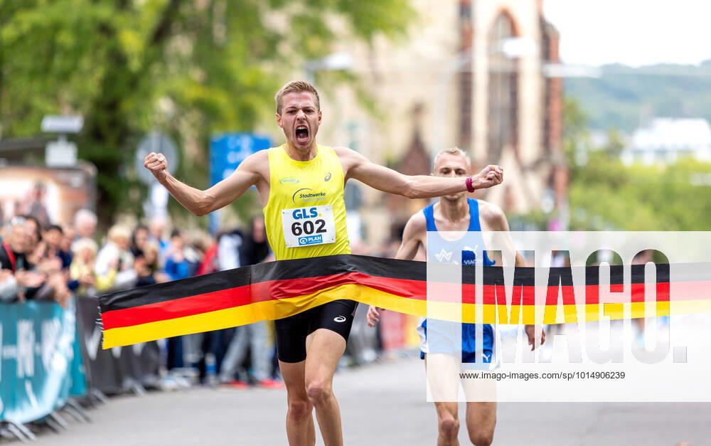 German championships 10km road race Saarbruecken, 18 09 2022 cheers Tom Foerster LG Vogtland becomes German champion in 10km road race German championships 10km road race on 18 09 2022 in Saarbruecken Saarland