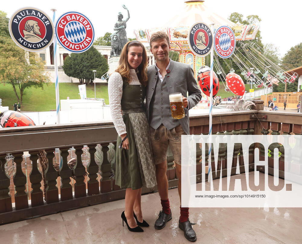 Football 1 Bundesliga 2022 2023, FC Bayern Munich players visit Oktoberfest at beer sponsor at Käferzelt pool photo Thomas Müller FC Bayern Munich with wife Lisa