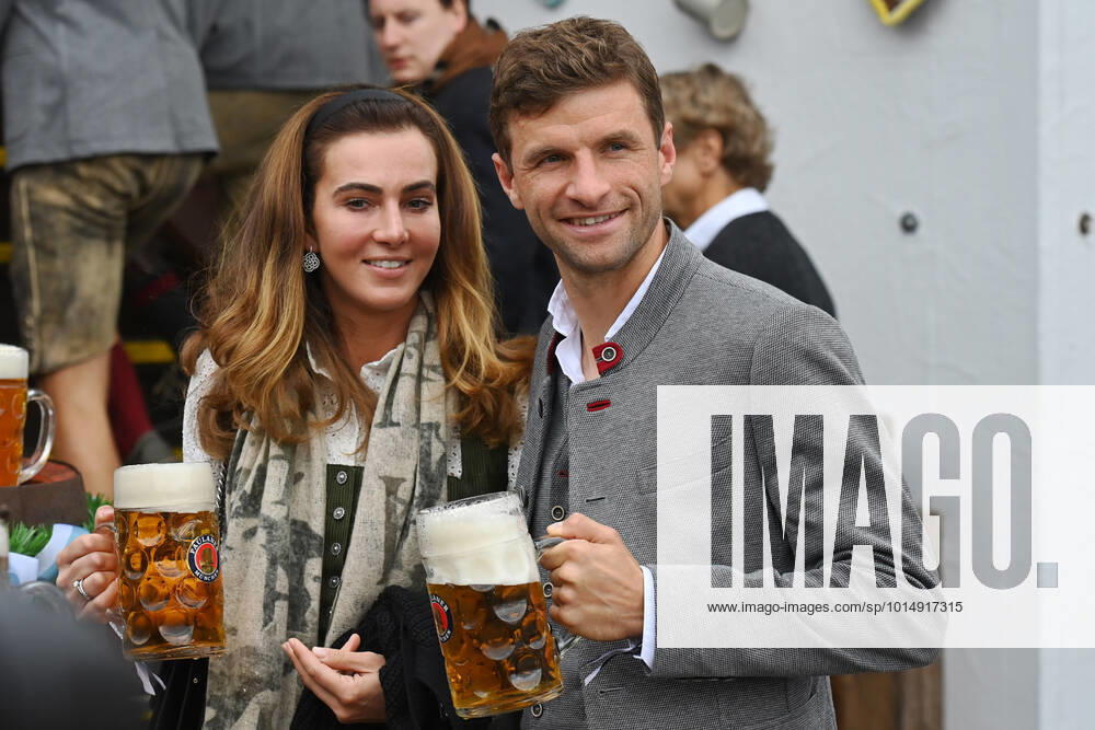 Thomas MUELLER MÜLLER,Bayern Muenchen and wife Lisa, with mass of beer,in lederhosen,traditional costume football FC Bayern Muenchen, traditional Oktoberfest visit in the Kaefer Schaenke on 18 09 2022 in Munich Germany