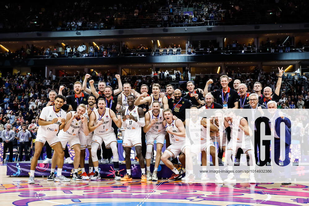 EuroBasket, Basketball EM, Spiel um Platz 3, Deutschland - Polen Berlin, 18.09.2022 KOSZYKOWKA KADRA REPREZENTACJA POLSKI MECZ Niemcy - Polska POLISH national team, Nationalteam BASKETBALL POLAND GAME GERMANY - POLAND NZ radosc celebration cieszynka , brazowy medal bronze medal , team druzyna , koszykarze players , Maodo Lo , Niels Giffey , Nick Weiler-Babb , Johannes Voigtmann , Franz Wagner , Daniel Theis , Dennis Schroder , Jonas Wohlfarth-Bottermann , Justus Hollatz , Johannes Thiemann , Andreas Obst , Christian Sengfelder , trener Gordie Herbert coach , trener Alan Ibrahimagic coach , trener Klaus Perwas coach , FOT. WOJCIECH FIGURSKI 058sport.pl NEWSPIX.PL --- Newspix.pl 20220918_106_FIG1914