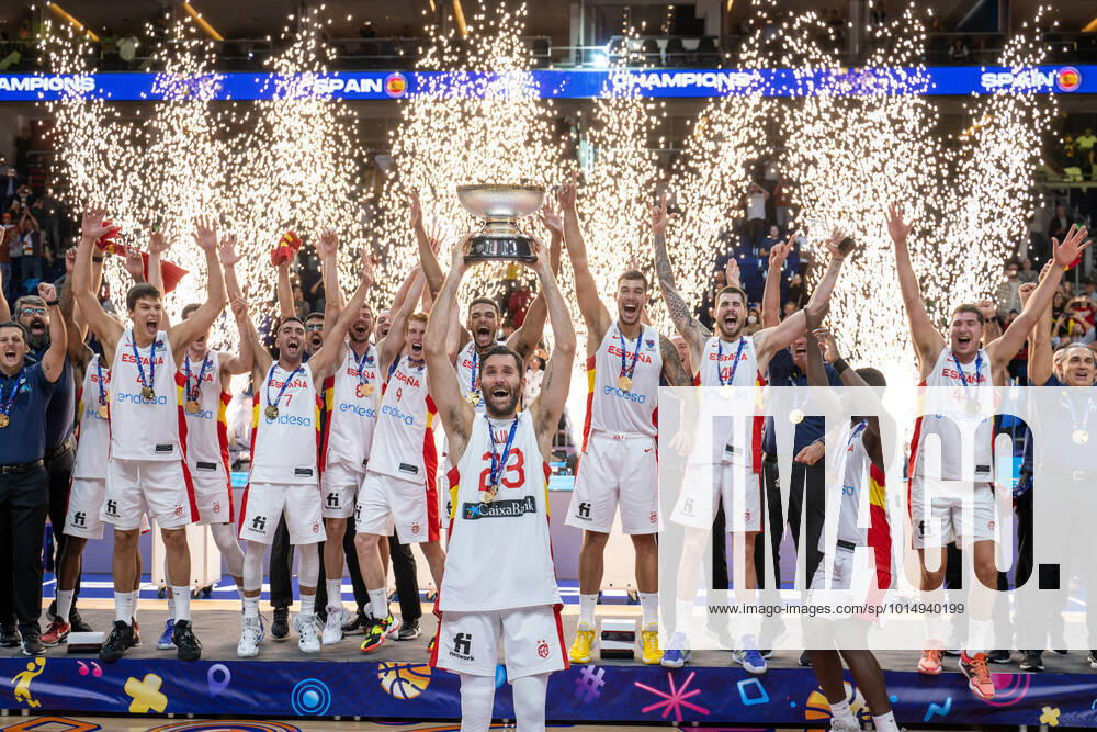 Basketball Berlin 18 09 2022 Eurobasket 2022 Final Spain ESP France FRA Spain wins and is European Champion 2022 Rodolfo Fernandez Spain, No 05 Rudy with cup cheering