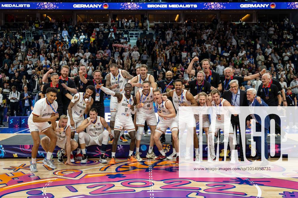 Basketball Berlin 18 09 2022 Eurobasket 2022 Match for 3rd place bronze medal match Germany GER Poland POL Germany wins and becomes 3 bronze medal award ceremony Maodo Lo Germany, No 04 Nils Giffey Germany, No 05 Dennis Schröder Schroeder Germany, No 17 Schröder Schroder Nick Weiler Babb Germany, No 06 Weiler Babb Johannes Voigtmann Germany, No 07 Daniel Theis Germany, No 10 Franz Wagner Germany, No 09 Jonas Wohlfarth Bottermann Germany, No 18 Justus Hollatz Germany, No 21 Johannes Thiemann Germany, No 32 Christian Sengfelder Germany, No 43 Andreas Obst Germany, No 42 Gordon Herbert Germany, national coach and others cheering team photo team photo