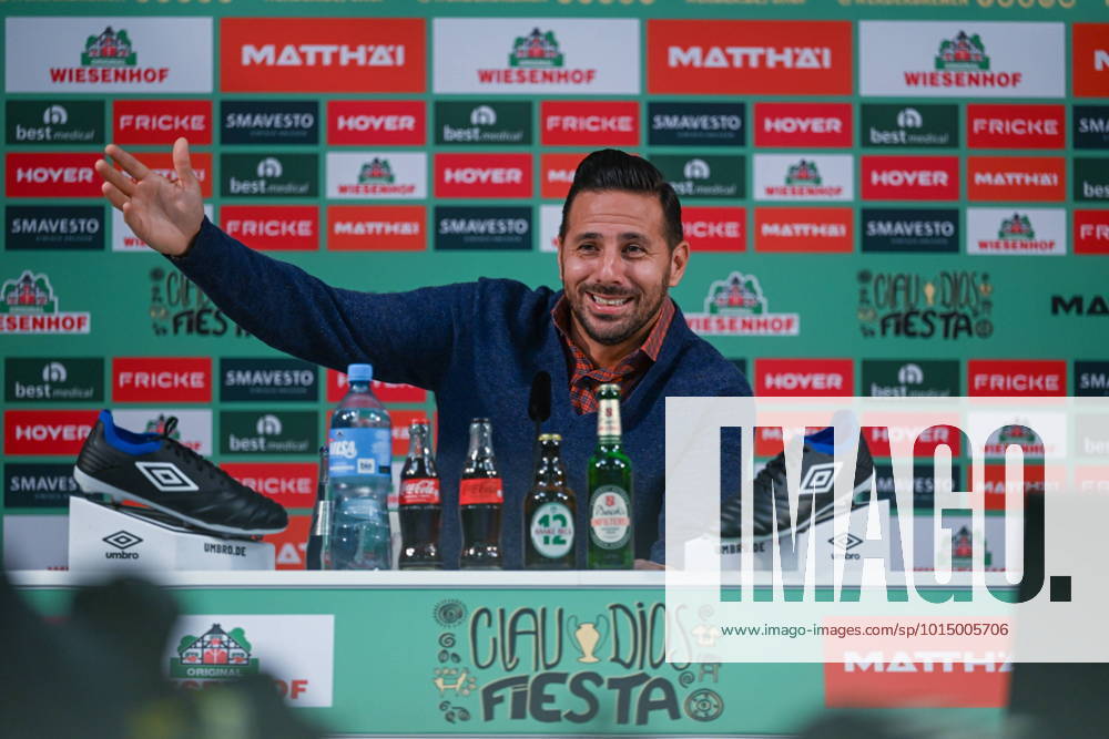 GER, SV Werder Bremen, press conference Claudio Pizarro farewell game with Claudio Pizarro, 22 09 2022, Wohninvest Weserstadion , Bremen, GER, SV Werder Bremen, press conference Claudio Pizarro farewell game with Claudio Pizarro, in picture shows Claudio Pizarro speaks at the press conference for his farewell game nordphotoxGmbHx xTeresaxKroeger nordphoto00008