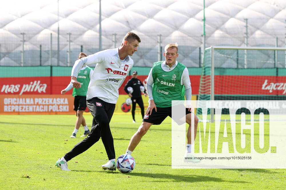 WARSZAWA 23.09.2022 TRENING REPREZENTACJI POLSKI --- POLISH FOOTBALL national team, Nationalteam TRAINING SESSION IN WARSAW PAWEL DAWIDOWICZ KAROL SWIDERSKI FOT. PIOTR KUCZA FOTOPYK NEWSPIX.PL --- Newspix.pl 220923PYK0047