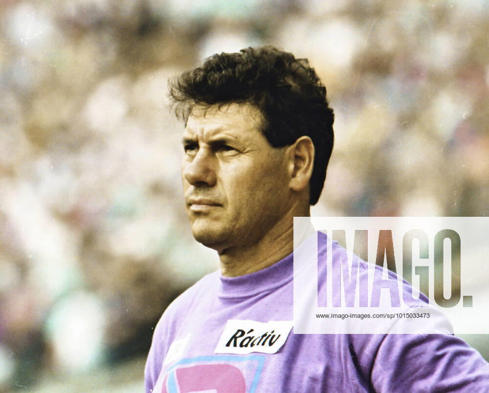 From 2 BL season 1992 93 Hannover 96 VfL Wolfsburg 3 1 on 27 07 2992 In photo Han96 coach Eberhard Vogel