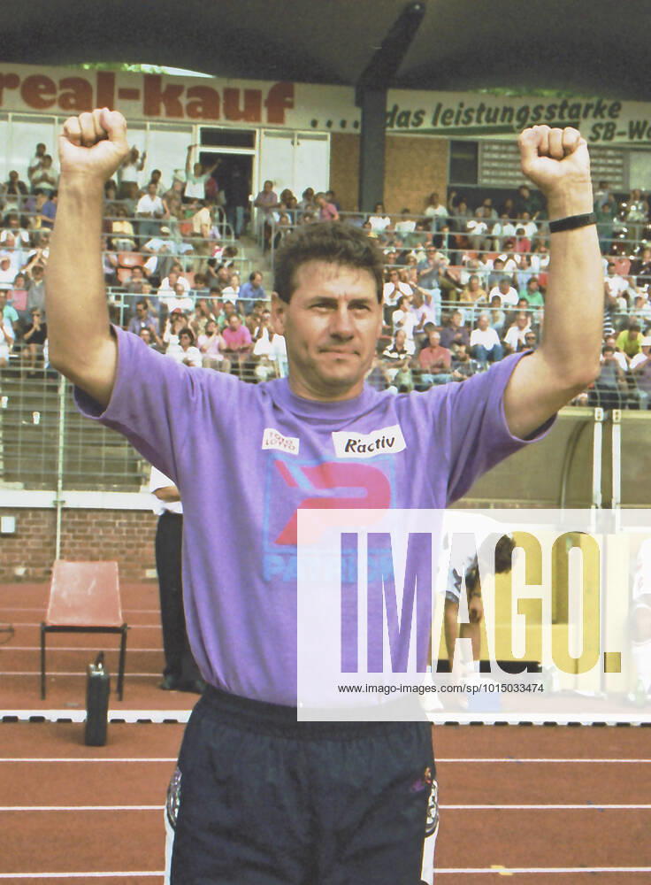 From 2 BL season 1992 93 Hannover 96 VfL Wolfsburg 3 1 on 27 07 2992 In photo Won Han96 coach Eberhard Vogel