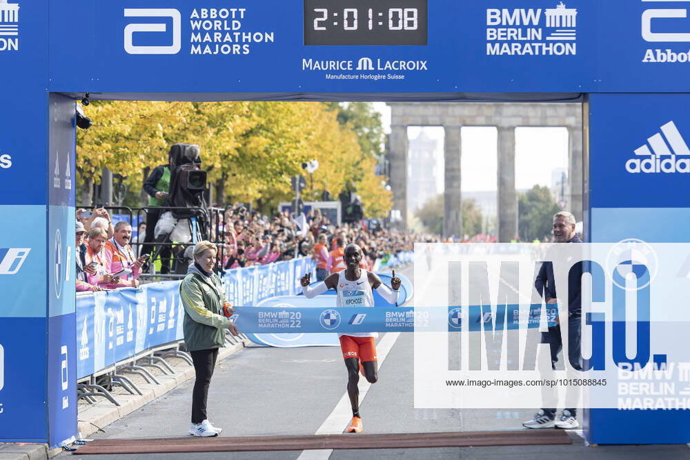 Eliud Kipchoge from Kenya wins the Berlin Marathon 2022 After 2 01,09 he finished the 42, 195km as first GER, Berlin, BMW Berlin Marathon 2022, 25SEP22, GER, Berlin, BMW Berlin Marathon 2022, 25SEP22, Berlin