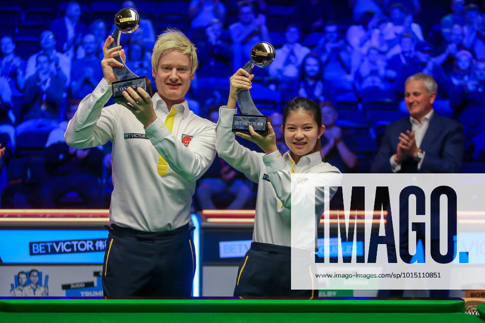 KW38 Snooker World Mixed Doubles 2022 Neil Robertson & Mink Nutcharut win the BetVictor World Mixed Doubles and celebrate with their unique trophy at Marshall Arena, Milton Keynes, United Kingdom on 25 September 2022. Milton Keynes Marshall Arena Buckinghamshire United Kingdom Editorial use only ,