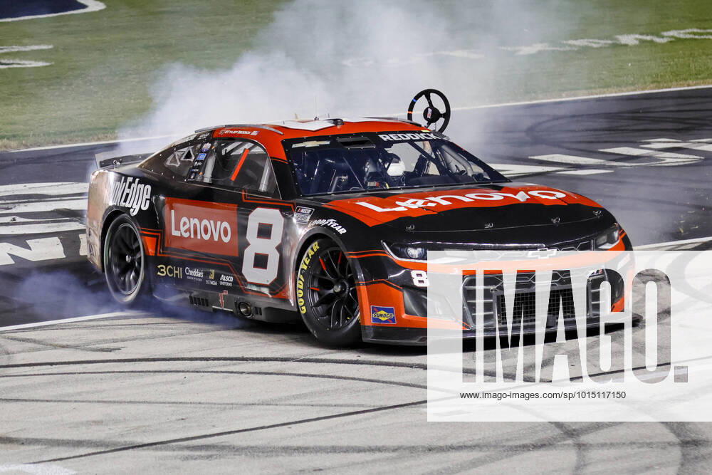 KW38 FORT WORTH, TX - SEPTEMBER 25: Tyler Reddick ( 8 Richard Childress Racing Lenovo ThinkEdge Chevrolet) does a burnout and holds his steering wheel out the window after winning the NASCAR, Motorsport, USA Cup Series Playoff Autotrader EchoPark Automotive 500 on September 25, 2022 at Texas Motor Speedway in Fort Worth, Texas. (Photo by Matthew Pearce Icon Sportswire) AUTO: SEP 25 NASCAR Cup Series Playoff Autotrader EchoPark Automotive 500 Icon1692209253097500