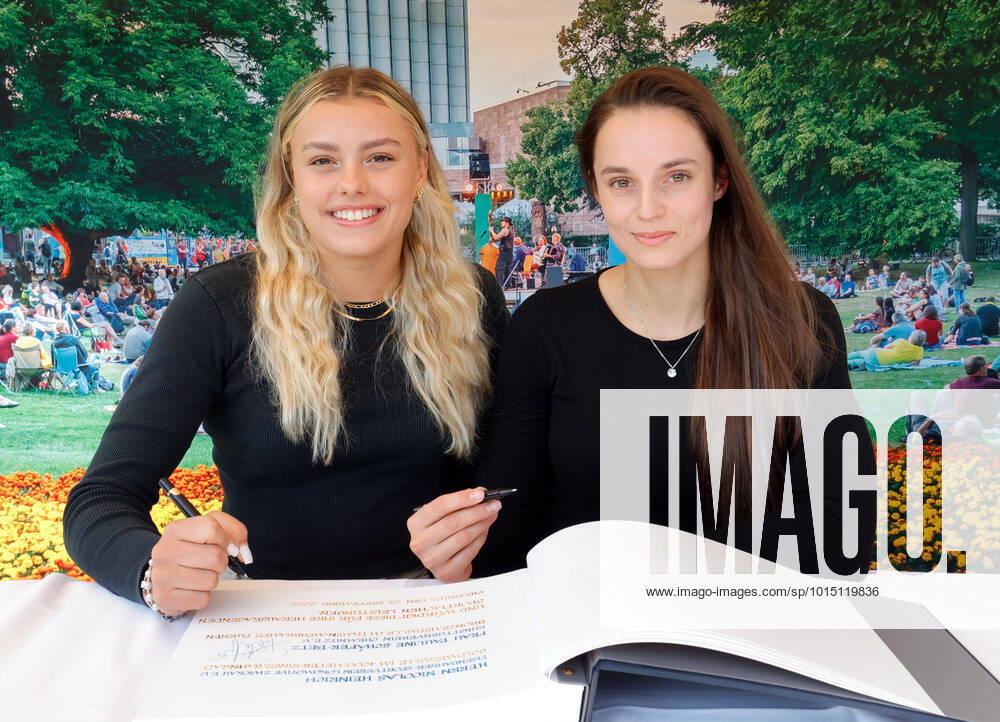 Entry in Golden Book 25 09 2022, Chemnitz, Küchwaldwiese Athletes sign the Golden Book of Sports in the presence of Chemnitz Mayor Sven Schulze for their outstanding achievements in 2022 Among them Emma Malewski from TuS 1861 Chemnitz Altendorf e V , Gold medal winner on the balance beam at the European Champinchips 2022 in Munich and Pauline Schäfer Betz from Kunstturnverein Chemnitz e V Winner of the bronze medal in the womens all-around gymnastics at the European Champinchips 2022 in Munich vl Emma Malewski and Pauline Schäfer Betz Chemnitz Saxony BRD
