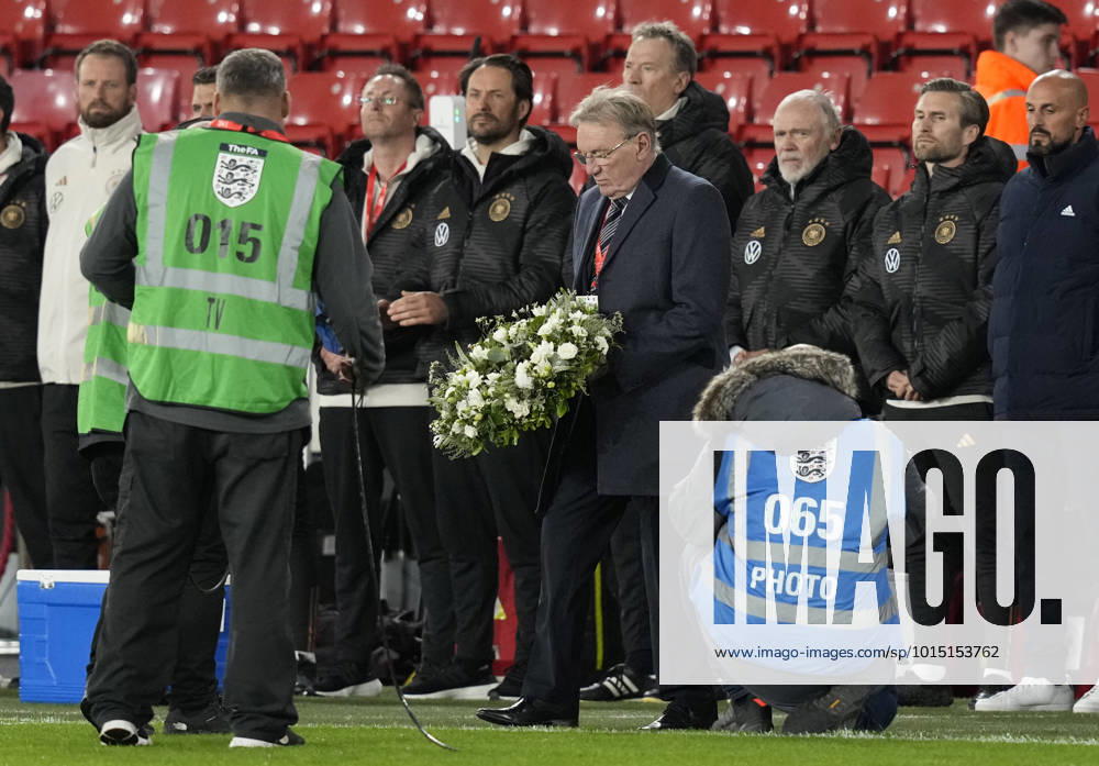 Sheffield, England, 27th September 2022. Former Sheffield Utd and England player Tony Currie lays a wreath in remembrance of Her Majesty the Queen ll during the International Friendly, Länderspiel, Nationalmannschaft match at Bramall Lane, Sheffield. Picture credit should read: Andrew Yates Sportimage . SPI-1910-0015