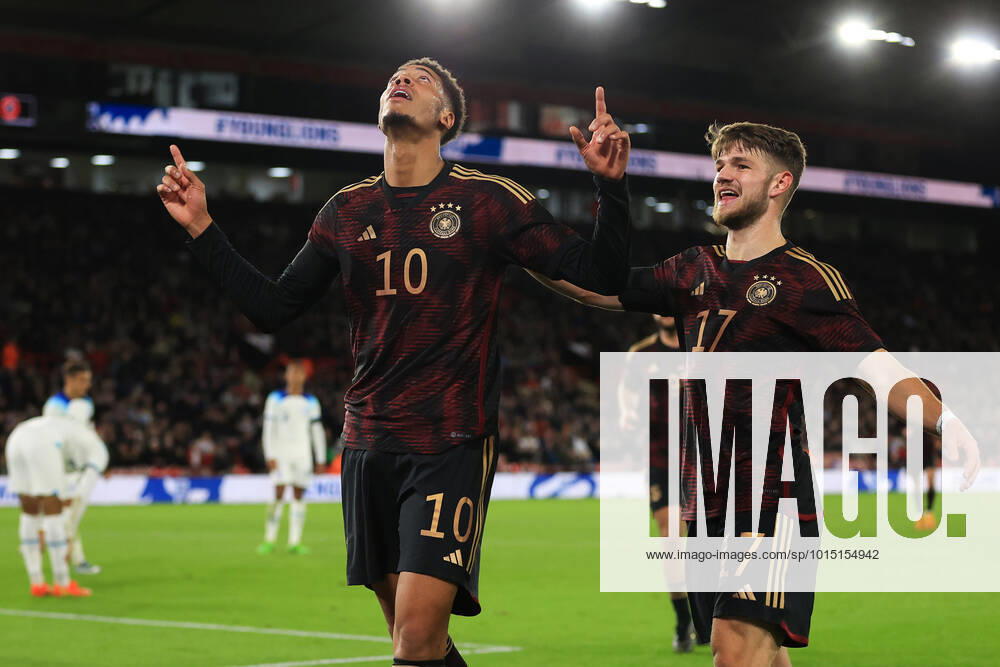 Fußball U21 Internationales Freundschaftsspiel England U21 gegen Deutschland U21 27. September 2022 U21 Internationales Freundschaftsspiel England U21 gegen Deutschland U21 Felix Nmecha aus Deutschland feiert nach seinem ersten Tor mit Jan Thielmann aus Deutschland Foto Simon Stacpoole Abseits Sheffield UK