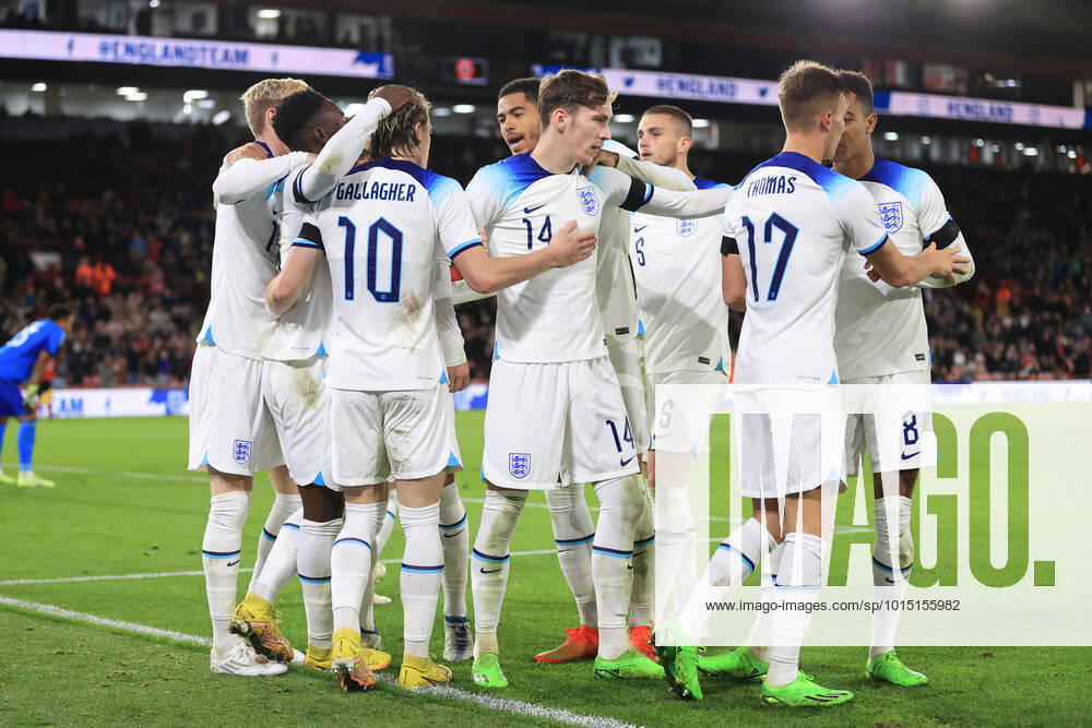 Fußball U21 Internationales Freundschaftsspiel England U21 gegen Deutschland U21 27. September 2022 U21 Internationales Freundschaftsspiel England U21 gegen Deutschland U21 Conor Gallagher (England) feiert nach seinem zweiten Tor mit James Garner (England) und seinen Teamkollegen Foto Simon Stacpoole Abseits Sheffield UK