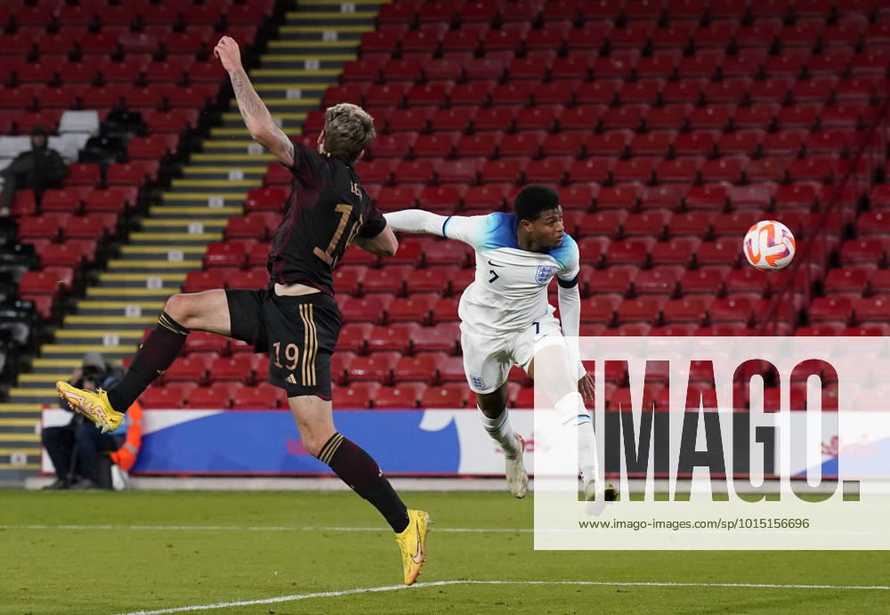Sheffield, England, 27th September 2022. Rhian Brewster of England attempts to guide a header towards goal during the International Friendly, Länderspiel, Nationalmannschaft match at Bramall Lane, Sheffield. Picture credit should read: Andrew Yates Sportimage . SPI-1910-0050