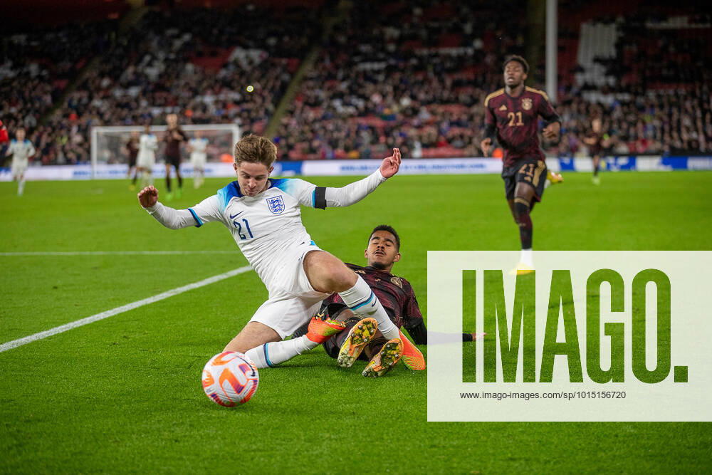 James McAtee of England is found by Germanys Angsar Knauff (7) during the International Friendly, Länderspiel, Nationalmannschaft match between England U-21 and Germany U-21 at Bramall Lane, Sheffield, England on 27 September 2022.