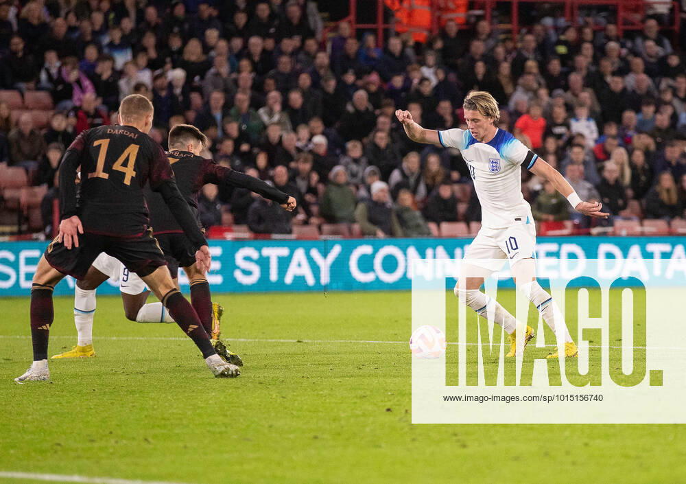 Conor Gallagher of England runs at the Germany defence during the International Friendly, Länderspiel, Nationalmannschaft match between England U-21 and Germany U-21 at Bramall Lane, Sheffield, England on 27 September 2022.