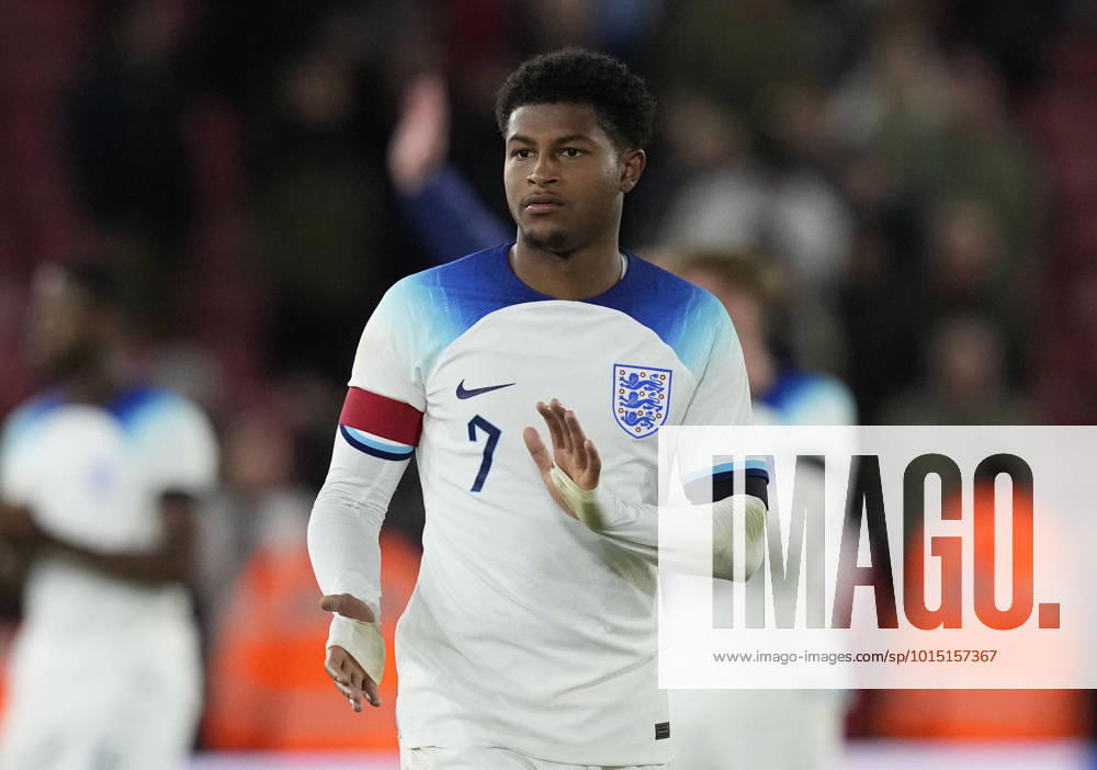 Sheffield, England, 27th September 2022. Rhian Brewster of England applauds the fans during the International Friendly, Länderspiel, Nationalmannschaft match at Bramall Lane, Sheffield. Picture credit should read: Andrew Yates Sportimage . SPI-1910-0065