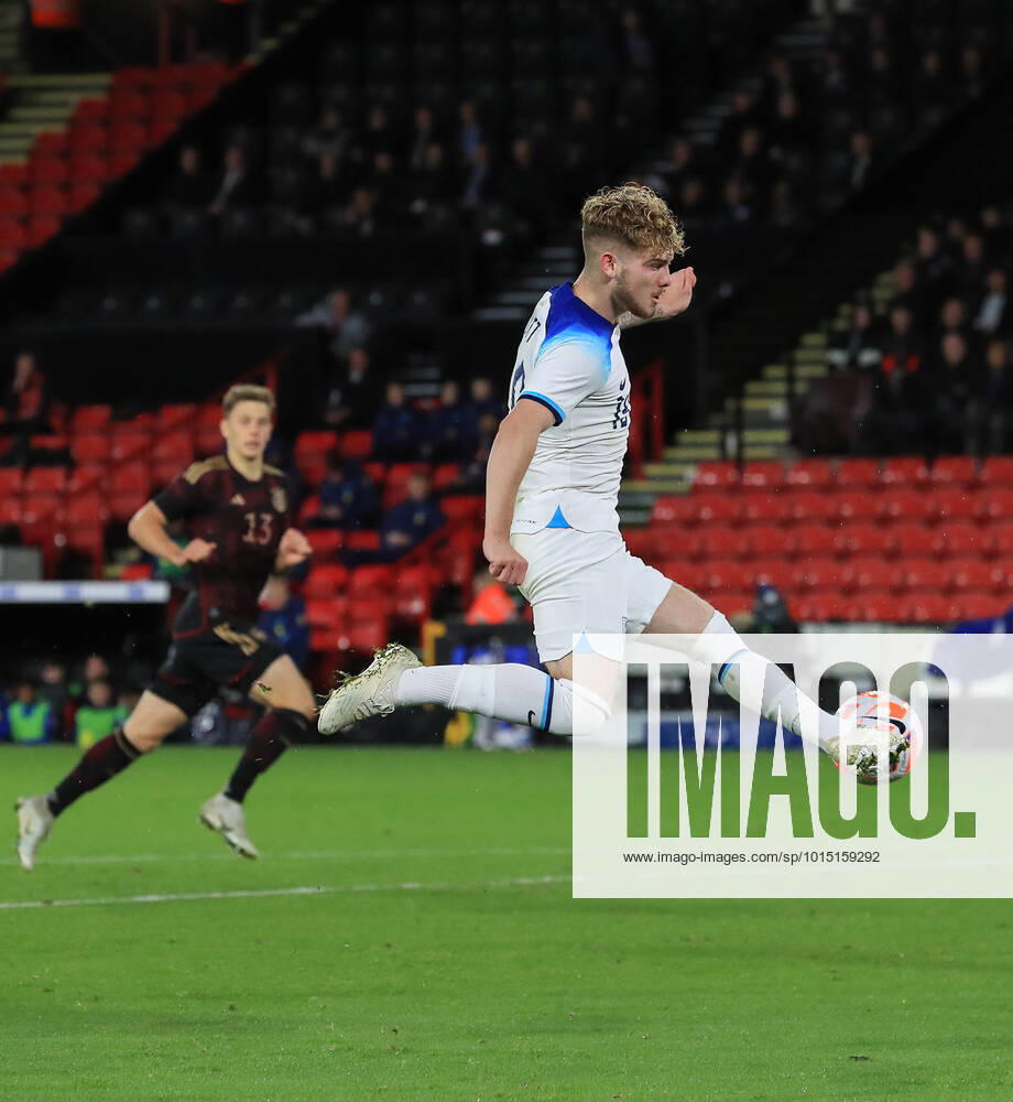 September 27th 2022 ; Bramall Lane, Sheffield, Yourkshire, England. International U-21 friendly football, England versus Germany: England s Harvey Elliott mishits a volley ActionPlus12430805 LeexParker