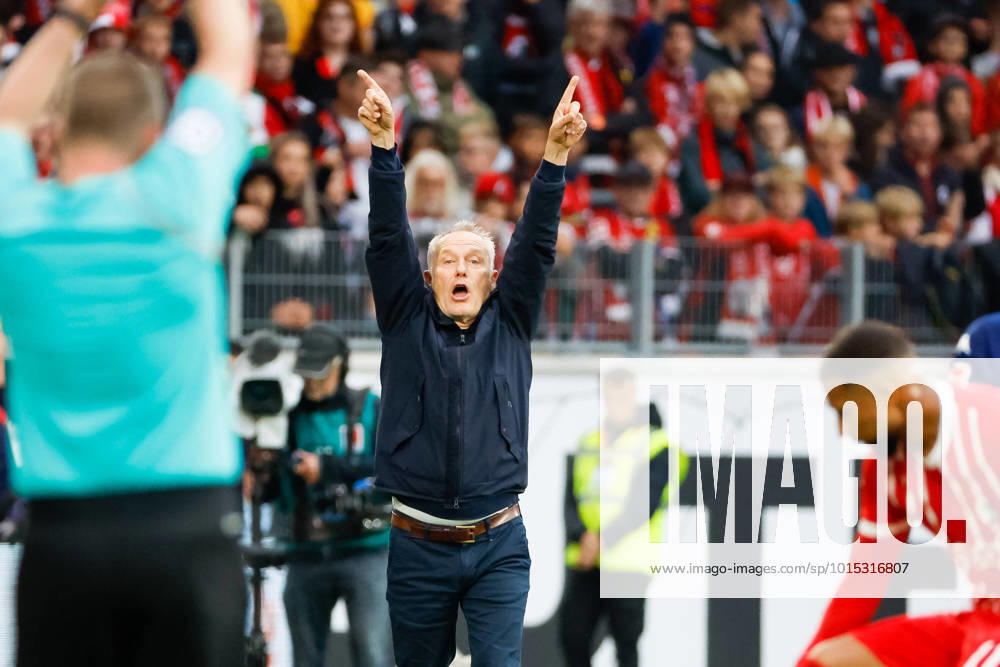 Christian Streich SC Freiburg, coach gesture, gestures, gesticulates , GER, SC Freiburg vs 1 FSV Mainz 05, Football, Bundesliga, 8 Spieltag, Spielzeit 2022 2023, 01 10 2022 DFL REGULATES PROHIBIT ANY USE OF PHOTOGRAPHS AS IMAGE SEQUENCES AND OR QUASI VIDEO GER, SC Freiburg vs 1 FSV Mainz 05, Football, Bundesliga, 8 Spieltag, Spielzeit 2022 2023, 01 10 2022 Freiburg im Breisgau