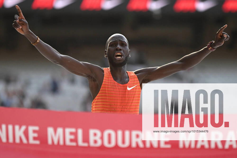 KW39 MELBOURNE MARATHON, Timothy Kiplagat Ronoh crosses the line in first place during the 2022 Nike Melbourne Marathon in Melbourne, Sunday, October 2, 2022. ( NO ARCHIVING, , NO USE IN BOOKS WITHOUT CONSENT MELBOURNE VICTORIA AUSTRALIA