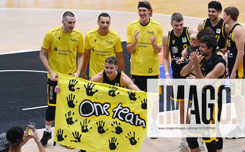 Basketball 2 Bundesliga 2022 2023 1 Matchday 01 10 2022 uin the EWS Arena in Goeppingen Kirchheim Knights Tigers Tuebingen JUBEL Tigers Gianni Otto center cheers with a One Team flag after the game, Daniel Keppeler, Miles Osei, Jekabs Beck, Kriss Helmanis, Mateo Seric, Erol Ersek and Till Joenke back from left.