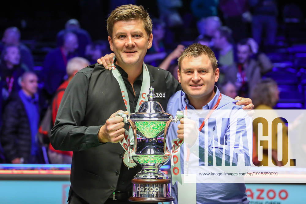 British Open Snooker Ryan Day is presented with the Clive Everton Trophy after winning Cazoo British Open 2022 Final, Mark Allen vs Ryan Day at Marshall Arena, Milton Keynes, United Kingdom on 2 October 2022. Milton Keynes Marshall Arena United Kingdom Editorial use only ,