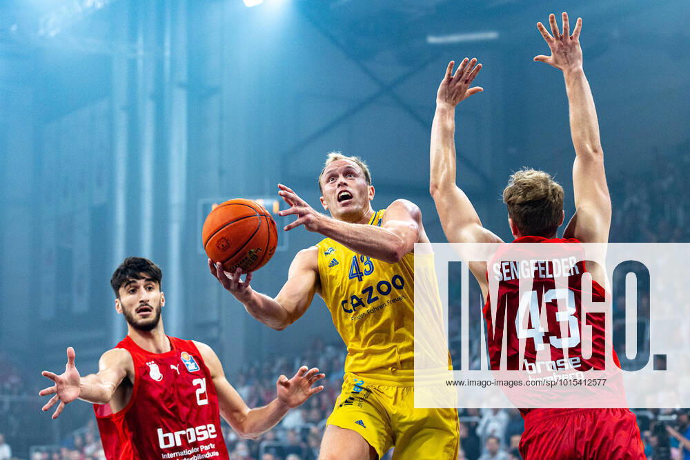 Gabriel Chachashvili Brose Bamberg, 21 , Luke Sikma Alba Berlin, 43 , Christian Sengfelder Brose Bamberg, 43 , Brose Bamberg vs Alba Berlin, Basketball, easyCredit BBL, 1 Matchday, 02 10 2022 Brose Bamberg vs Alba Berlin, Basketball, easyCredit BBL, 1 Matchday, 02 10 2022 Bamberg
