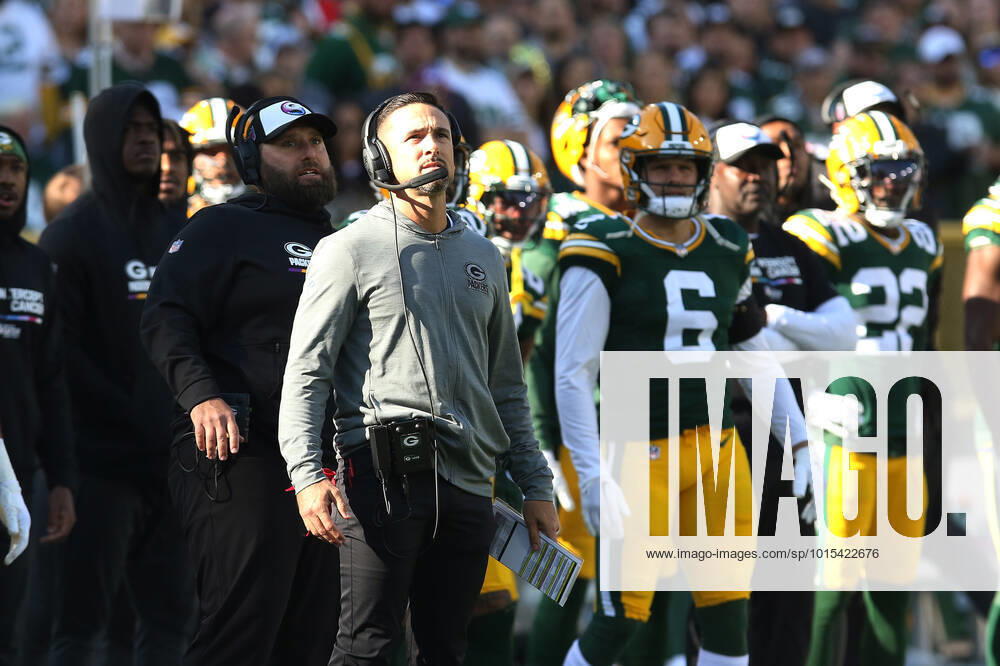 GREEN BAY, WI - OCTOBER 02: Green Bay Packers head coach Matt LaFleur watches a replay during a game between the Green Bay Packers and the New England Patriots at Lambeau Field on October 2, 2022 in Green Bay, WI. (Photo by Larry Radloff Icon Sportswire) NFL, American Football Herren, USA OCT 02 Patriots at Packers Icon2210020683