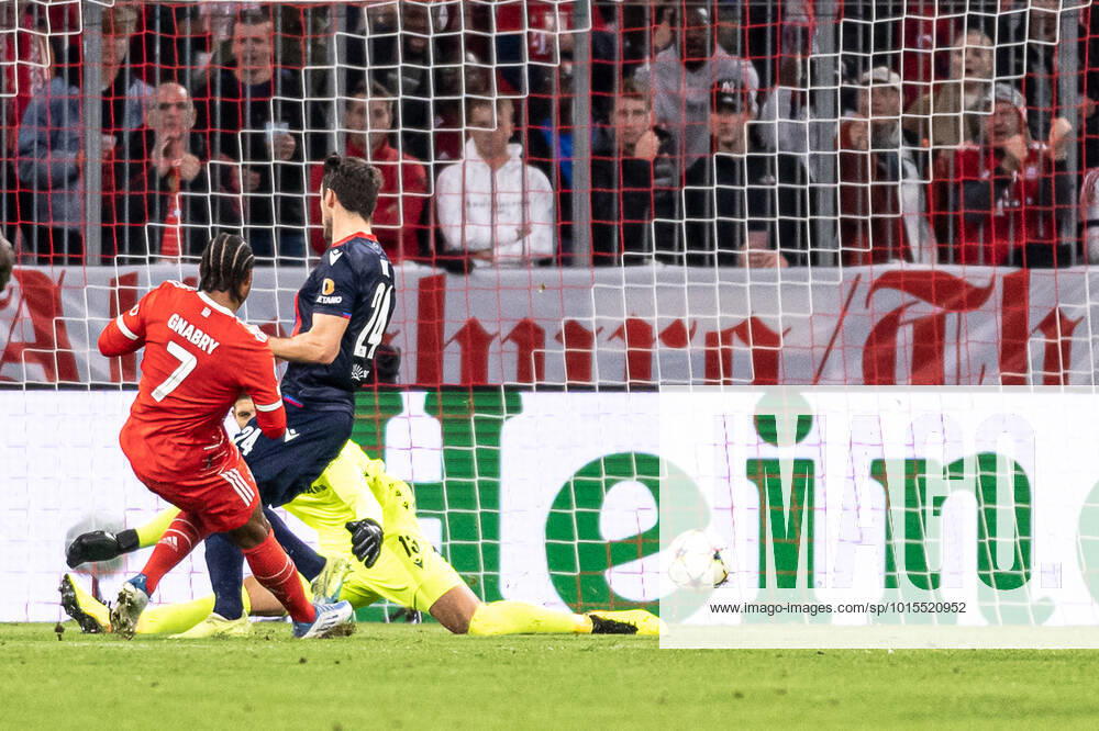 Serge Gnabry FC Bayern Muenchen, 7 on his goal to 2 0, which Milan Havel FC Viktoria Plzen, 24 and Marian Tvrdon goalkeeper Goalkeeper, FC Viktoria Plzen, 13 can not prevent GER, FC Bayern Muenchen vs FC Viktoria Plzen Football, Champions League, Group Group C, 3 Matchday, Season 2022 2023, 04 10 2022 GER, FC Bayern Muenchen vs FC Viktoria Plzen Football, Champions League, Group Group C, 3 Matchday, Season 2022 2023, 04 10 2022 Muenchen