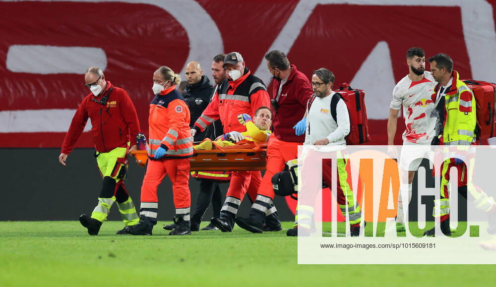 RB Leipzig Celtic Glasgow 05 10 2022 Leipzig, 05 10 2022, Red Bull Arena, UEFA Champions League, Gr F, Matchday 3 , RB Leipzig GER vs Celtic FC Glasgow SCO , In picture goalkeeper Peter Gulacsi 1, RB Leipzig is carried off the field injured , Picture Point