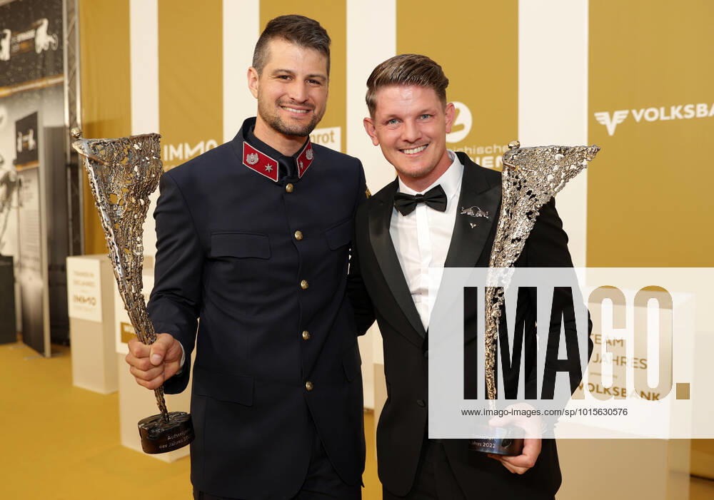 SPORTHILFE - LOTTERIEN Sporthilfe-Gala 2022 VIENNA,AUSTRIA,05.OCT.22 - VARIOUS SPORTS, SPORTHILFE - LOTTERIEN Sporthilfe-Gala, election of Austrian Sports Personality of the Year. Image shows Johannes Strolz (AUT) and Thomas Morgenstern. Keywords: trophy. GEPAxpictures xWalterxLuger