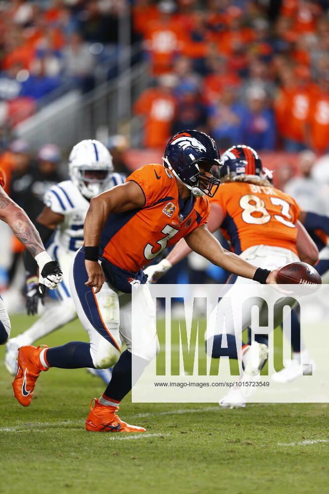 DENVER, CO - OCTOBER 06:Denver Broncos Quarterback Russell Wilson (3) goes to make the hand off during and NFL, American Football Herren, USA game between the Indianapolis Colts and the Denver Broncos on October 06, 2022 at Empower Field at Mile High in Denver CO. (Photo by Jeffrey Brown Icon Sportswire) NFL: OCT 06 Colts at Broncos Icon100622014