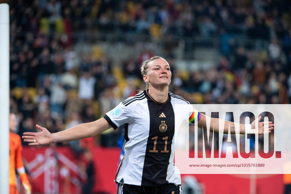 Alexandra Popp Germany 11 cheers over goal to make it 2 0, GER, Germany vs France, womens national football team, 07 10 2022, friendly match, season 2022 2023 DFB regulations prohibit any use of photographs as image sequences and or quasi video GER, Germany vs France, womens national football team, 07 10 2022, friendly match, season 2022 2023 Dresden