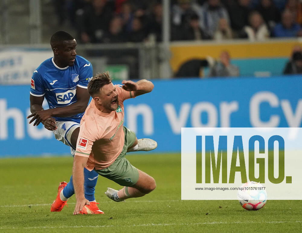GER, 1 FBL, TSG 1899 Hoffenheim vs SV Werder Bremen 07 10 2022, PreZero Arena, Sinsheim, GER, 1 FBL, TSG 1899 Hoffenheim vs SV Werder Bremen , DFL regulations prohibit any use of photographs as image sequences and or quasi video in the picture Stanley Nsoki Hoffenheim , Niclas Füllkrug Bremen nordphotoxGmbHx xBratic nph00250
