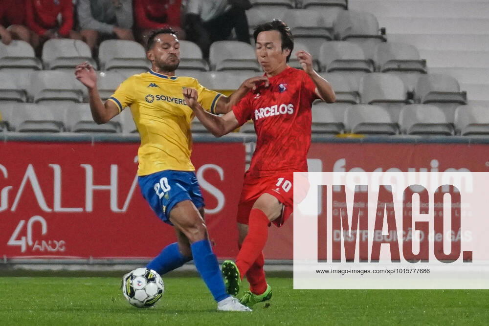 GIL VICENTE X ESTORIL - PRIMEIRA LIGA PORTUGAL BWIN GIL VICENTE X ESTORIL PRAIA PRIMEIRA LIGA PORTUGAL BWIN - MATCHDAY 9 OF 34 JOAO CARVALHO 20 (MIDFIELD) (ESTORIL PRAIA) (PORTUGAL) KANYA FUJIMOTO 10 (MIDFIELD) (GIL VICENTE FC) (JAPAN) @guelbergoes sports photography BARCELOS PORTUGAL