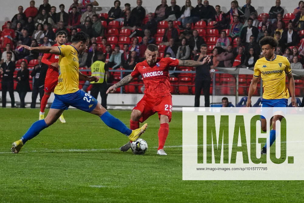 GIL VICENTE X ESTORIL - PRIMEIRA LIGA PORTUGAL BWIN GIL VICENTE X ESTORIL PRAIA PRIMEIRA LIGA PORTUGAL BWIN - MATCHDAY 9 OF 34 PEDRO TIA 25 (MIDFIELD) (GIL VICENTE FC) (PORTUGAL) PEDRO ALVARO 23 (DEFENDER) (ESTORIL PRAIA) (PORTUGAL) TIAGO SANTOS 62 (DEFENDER) (ESTORIL PRAIA) (PORTUGAL) @guelbergoes sports photography BARCELOS PORTUGAL