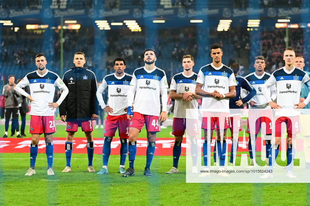 Soccer I Men I Season 2022 2023 I 2 Bundesliga I 11 Matchday I Hamburger SV 1 FC Kaiserslautern I 08 10 2022 Looks disappointed, saddened, depressed, frustrated, dejected, offended, dejected, dissatisfied, disillusioned, bad-tempered the team says goodbye to the fans Hamburg Volksparkstadion Hamburg Germany