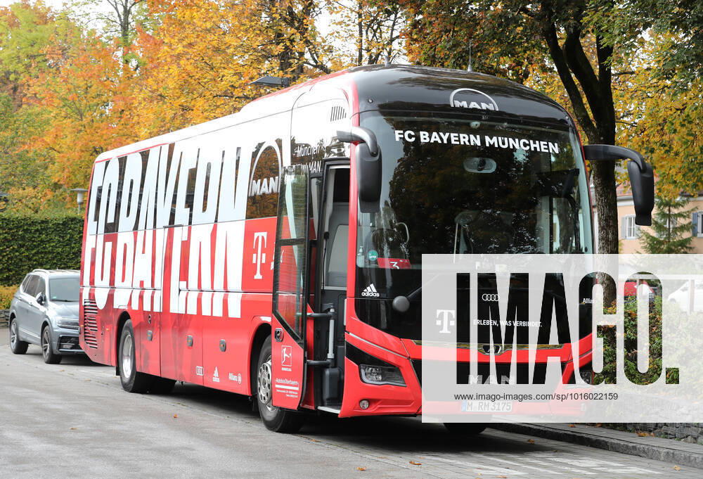 Munich, Germany 11 October 2022 football, men, season 2022 2023, FC Bayern Munich, Säbener Strasse, training ground, training, final training team bus, team bus, FC Bayern Munich, MAN